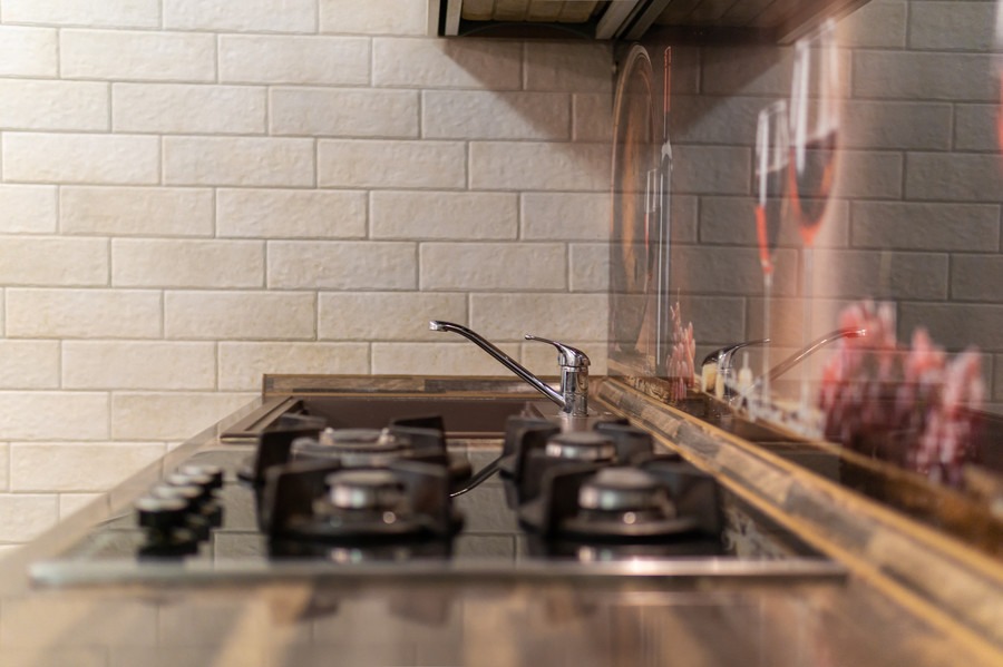 Кухня светлая современная с фасадами эмаль и фартуком с фотопечатью