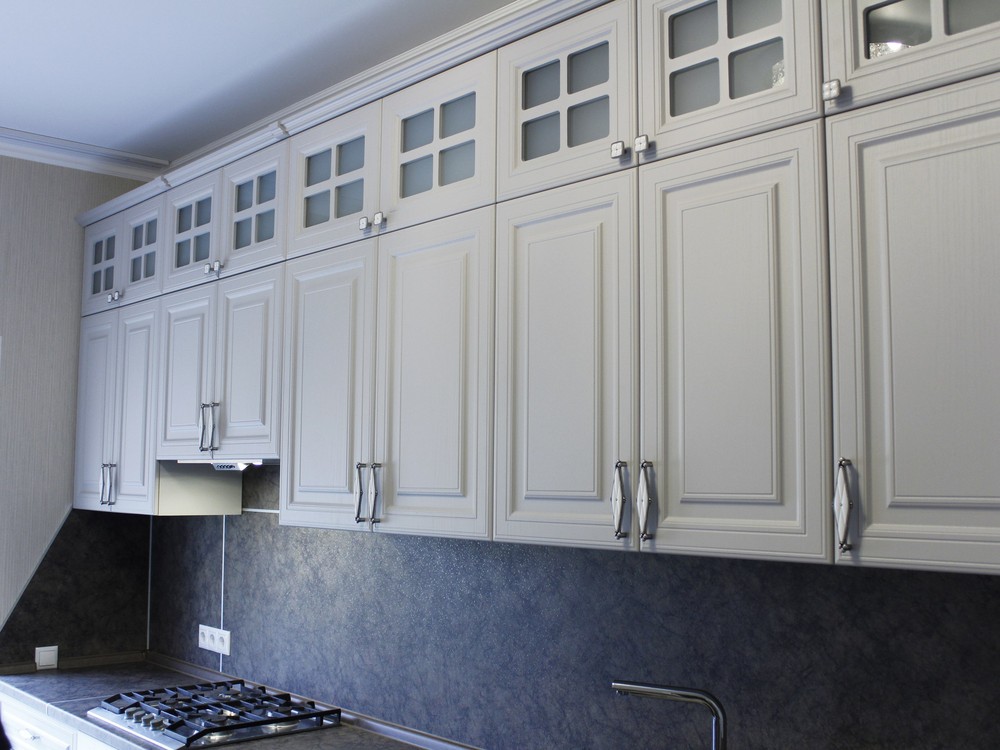 Кухонный гарнитур на заказ классический серый с фасадами МДФ пленка
