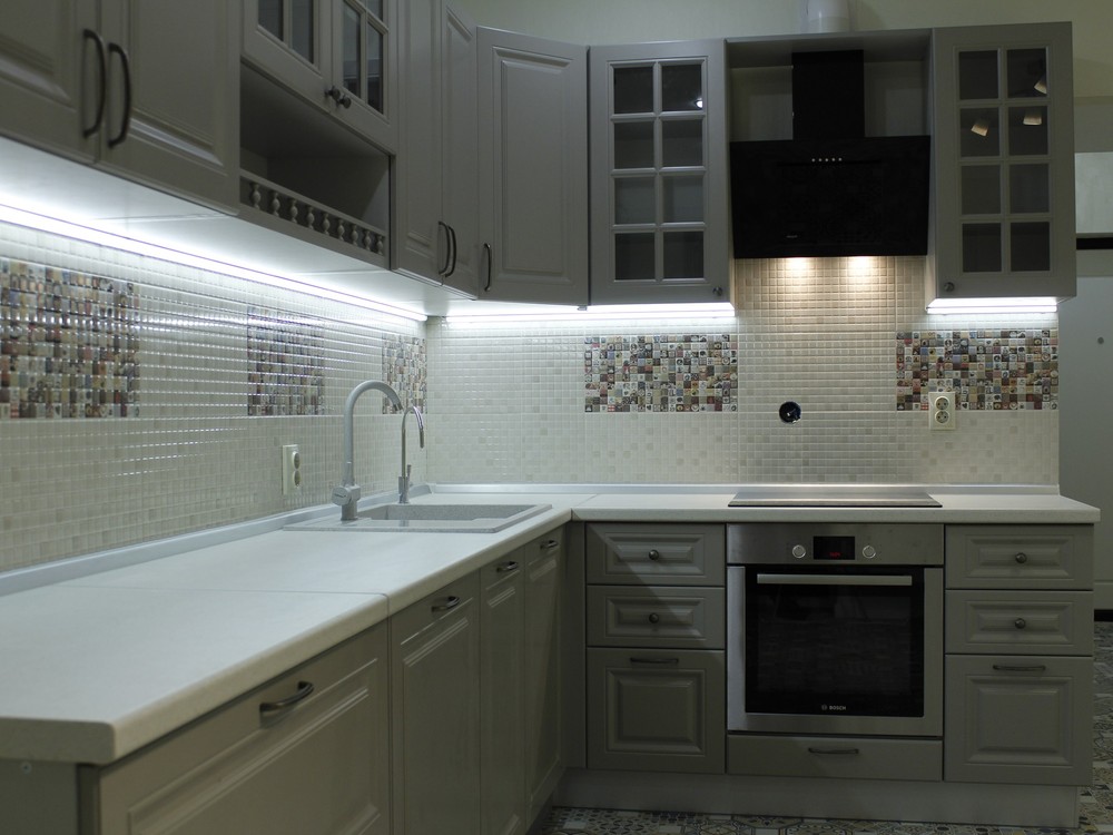 Кухня встроенная классическая серая угловая с фасадами эмаль