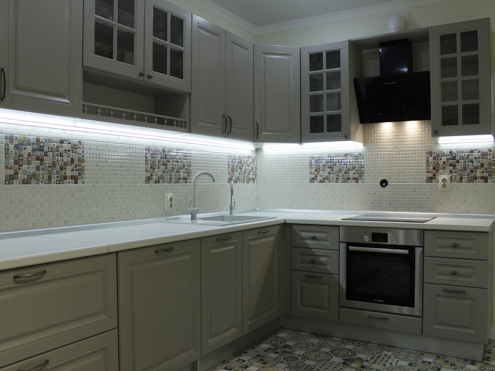 Кухня встроенная классическая серая угловая с фасадами эмаль